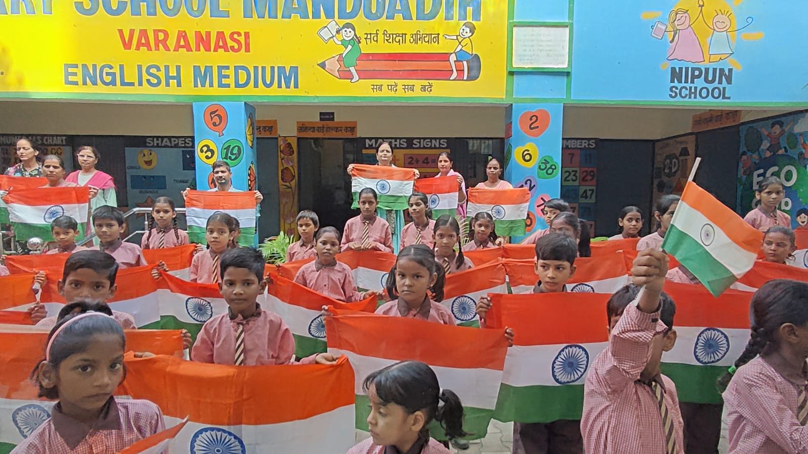 स्वतंत्रता सेनानियों की वेशभूषा में नजर आए नौनिहाल