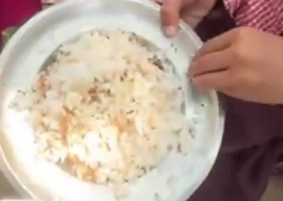 जले चावल परोसने का वीडियो वायरल, प्राथमिक विद्यालय के दो शिक्षक निलंबित