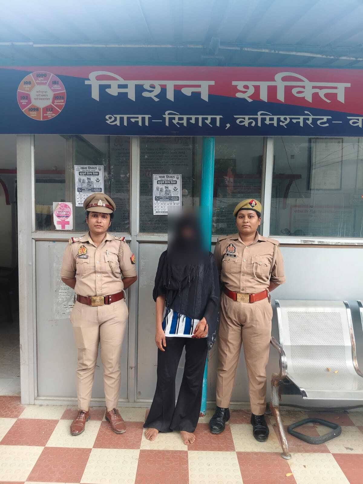 अश्लील इशारा कर परेशान करने के आरोप में महिला गिरफ्तार