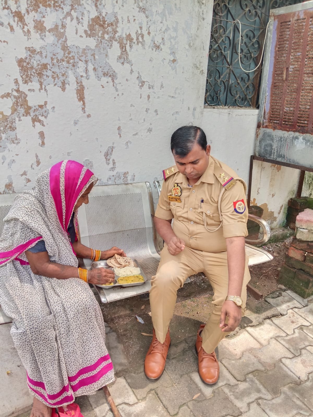 बहू पर प्रताड़ित करने और भोजन नहीं देने का आरोप