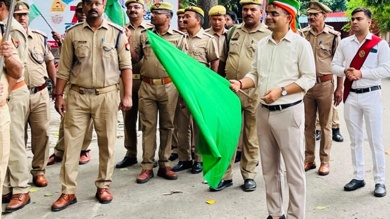 डीएम ने तिरंगा यात्रा को हरी झंडी दिखाकर किया रवाना