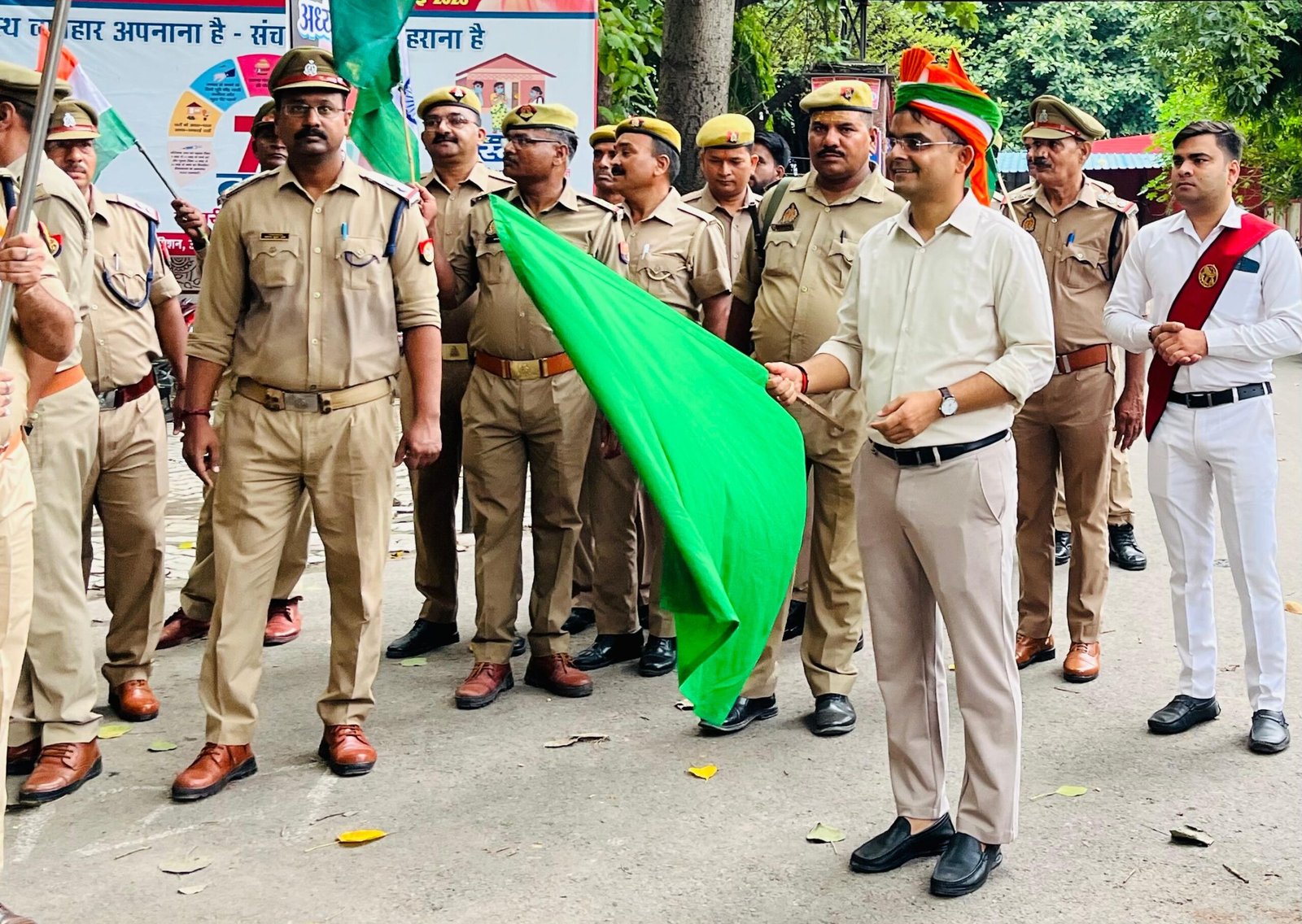 डीएम ने तिरंगा यात्रा को हरी झंडी दिखाकर किया रवाना
