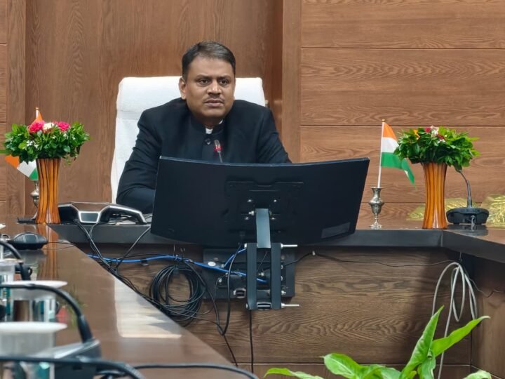स्वतंत्रता दिवस पर मंडलायुक्त और जिलाधिकारी ने किया ध्वजारोहण