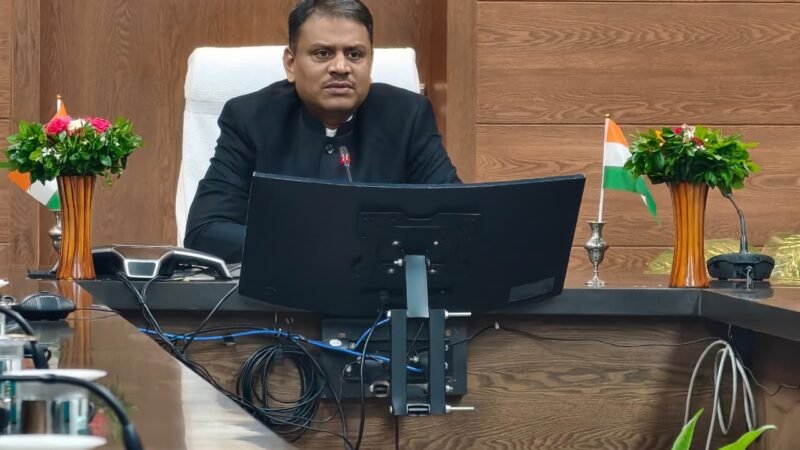 स्वतंत्रता दिवस पर मंडलायुक्त और जिलाधिकारी ने किया ध्वजारोहण