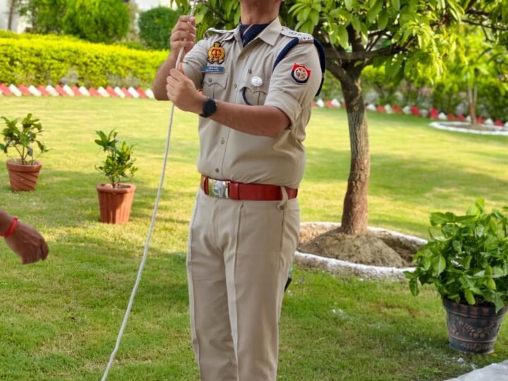 भदोही पुलिस ने धूमधाम से मनाया स्वतंत्रता दिवस, उत्कृष्ट कार्य करने वाले पुलिसकर्मी सम्मानित