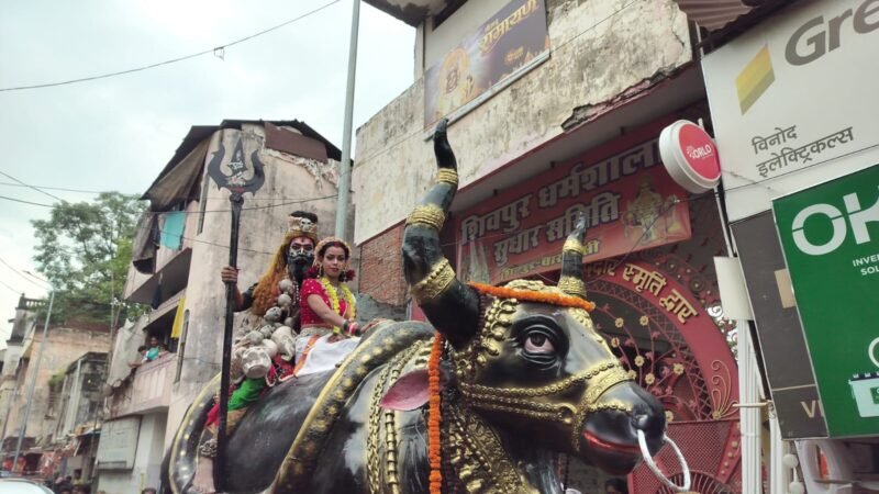 शिवपुर से निकली श्री बाबा नागेश्वर कांवरिया संघ की भव्य शोभायात्रा