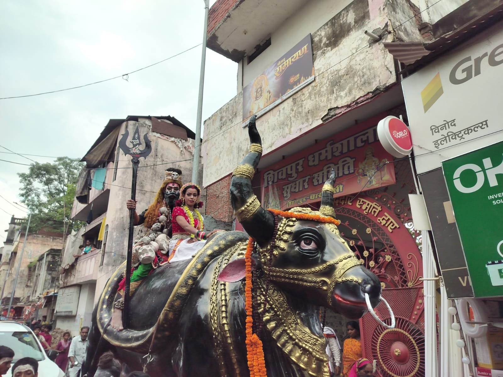 शिवपुर से निकली श्री बाबा नागेश्वर कांवरिया संघ की भव्य शोभायात्रा