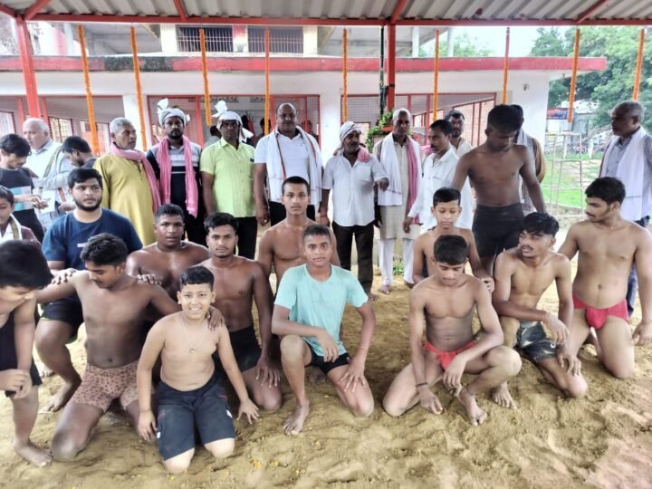 नाग पंचमी पर फलहारी बाबा अखाड़े में हुआ भव्य दंगल