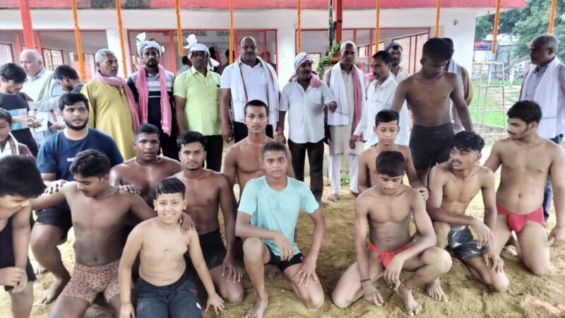 नाग पंचमी पर फलहारी बाबा अखाड़े में हुआ भव्य दंगल