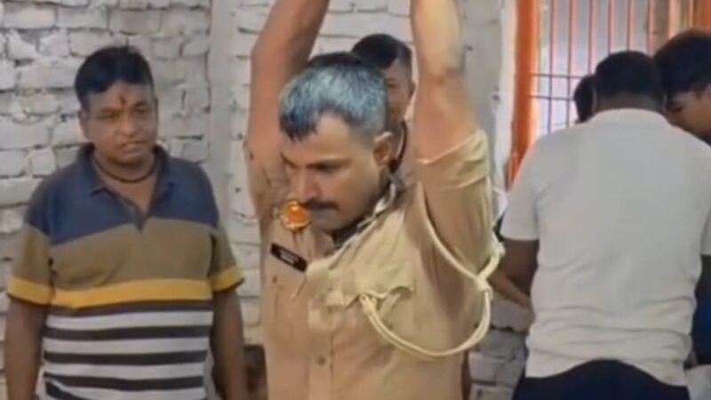 अखाड़े में दरोगा ने दिखाई दमदार फिटनेस, सोशल मीडिया पर वीडियो वायरल