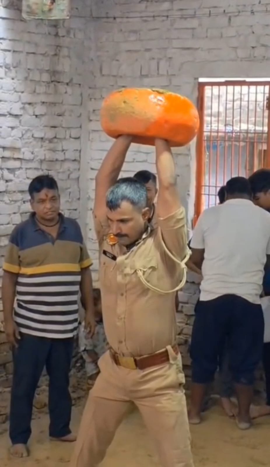अखाड़े में दरोगा ने दिखाई दमदार फिटनेस, सोशल मीडिया पर वीडियो वायरल