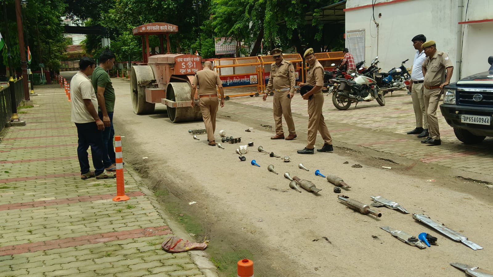 रोड रोलर चलाकर अवैध साइलेंसर, प्रेशर हॉर्न और हूटर-सायरन किया गया नष्ट