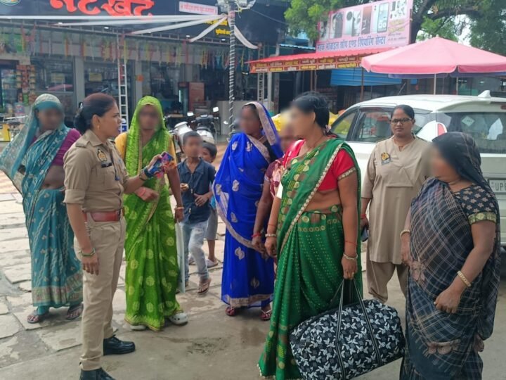 महिलाओं और बालिकाओं को किया जागरूक