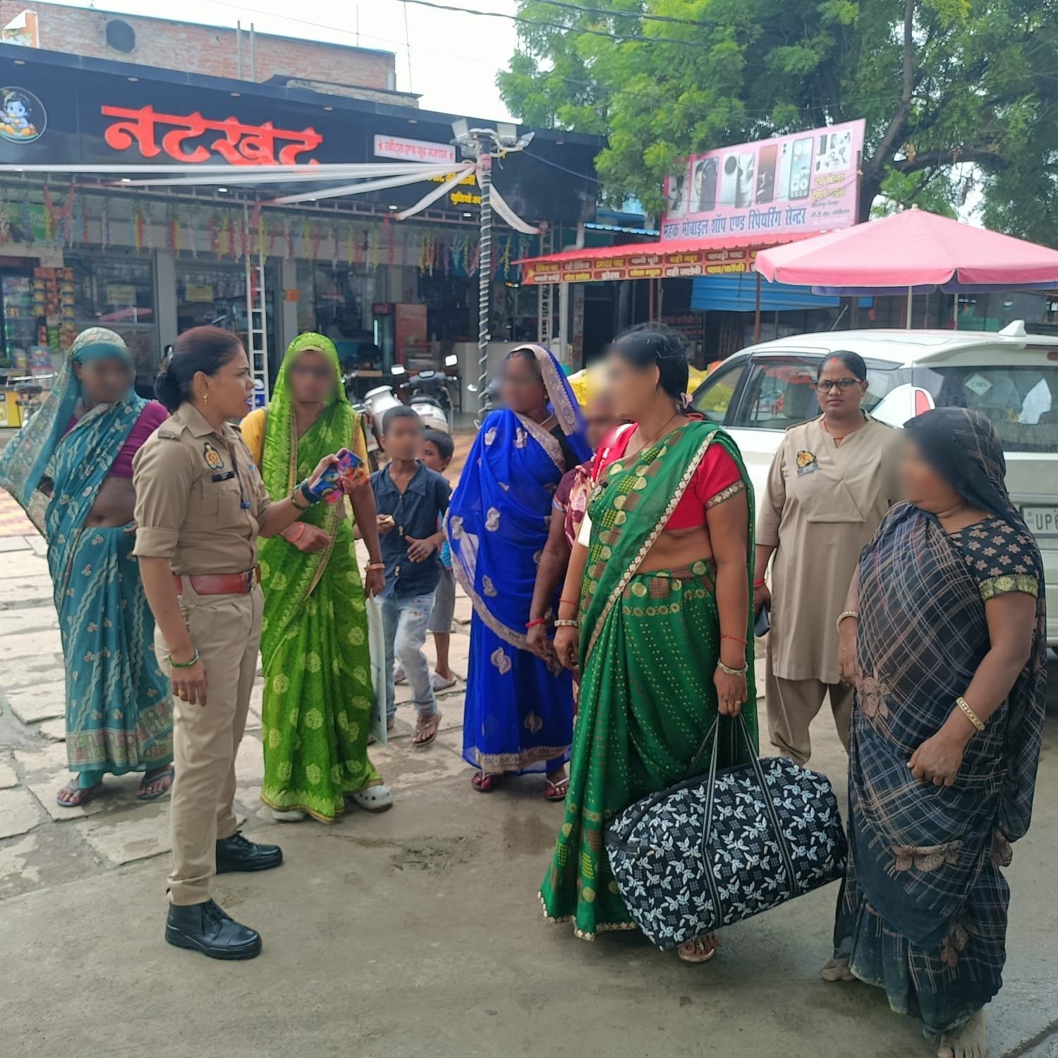 महिलाओं और बालिकाओं को किया जागरूक