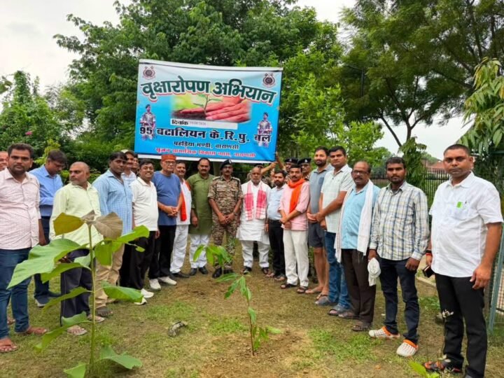 आदित्य नगर पार्क में रोपे पौधे, हरित काशी का लिया संकल्प