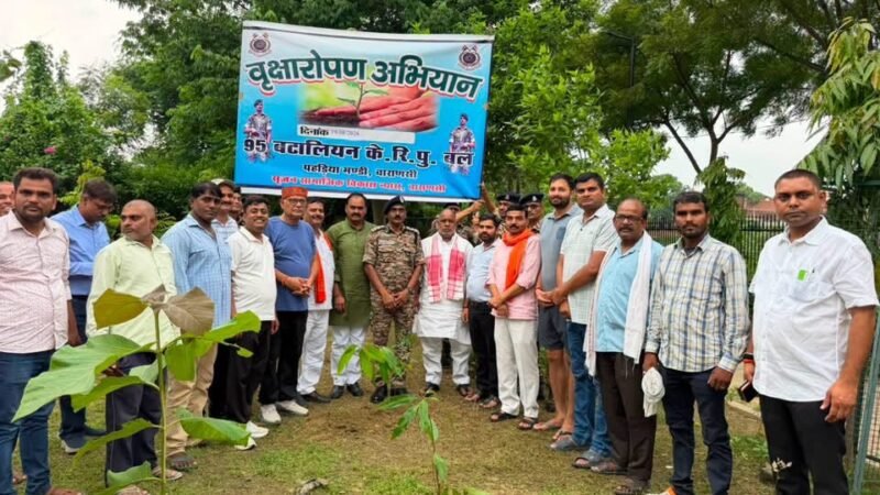 आदित्य नगर पार्क में रोपे पौधे, हरित काशी का लिया संकल्प
