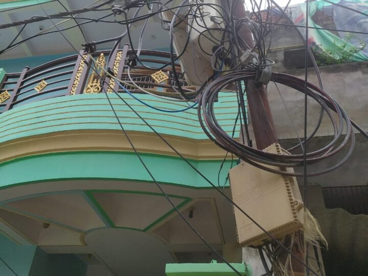 मकान के मुख्य द्वार से सटे बिजली के पोल से हादसे का खतरा