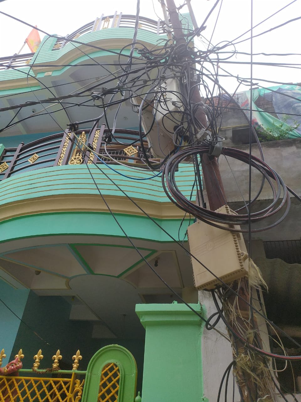 मकान के मुख्य द्वार से सटे बिजली के पोल से हादसे का खतरा