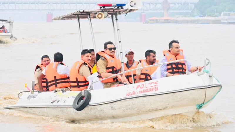 नमो घाट से पुरानापुल तक बोट से बाढ़ प्रभावित क्षेत्रों का निरीक्षण
