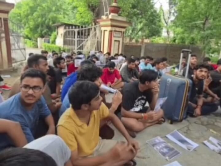 बीएचयू के बिरला-ए छात्रावास में अव्यवस्थाओं के खिलाफ छात्रों का धरना