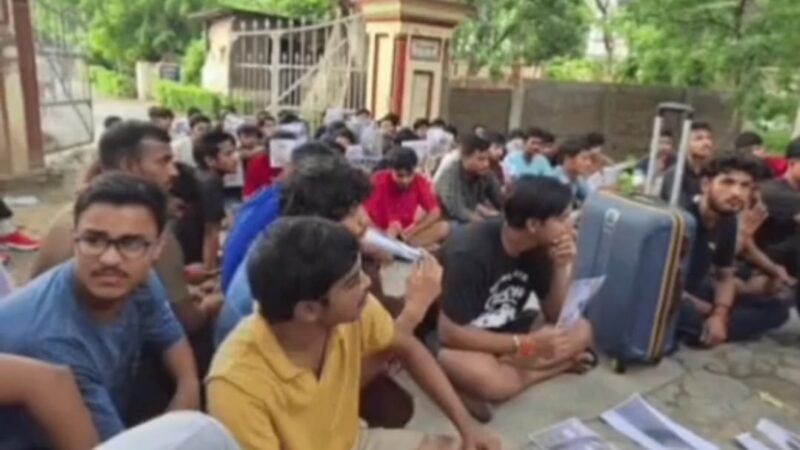 बीएचयू के बिरला-ए छात्रावास में अव्यवस्थाओं के खिलाफ छात्रों का धरना