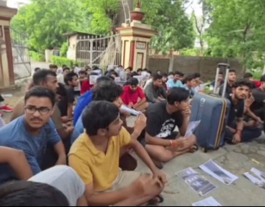 बीएचयू के बिरला-ए छात्रावास में अव्यवस्थाओं के खिलाफ छात्रों का धरना