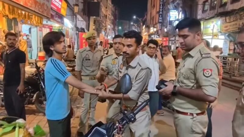 चकरोड न होने से दलित बस्ती बेहाल, कीचड़ में स्कूल जा रहे बच्चे