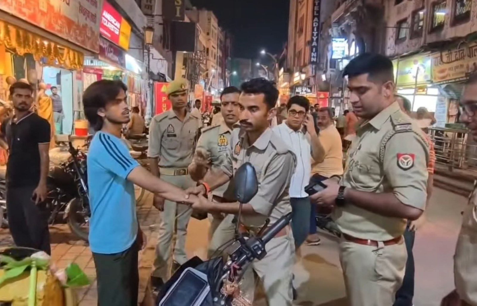 चकरोड न होने से दलित बस्ती बेहाल, कीचड़ में स्कूल जा रहे बच्चे