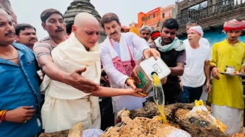 सांसद मनोज तिवारी के बड़े भाई साधु शरण तिवारी का मणिकर्णिका घाट पर अंतिम संस्कार