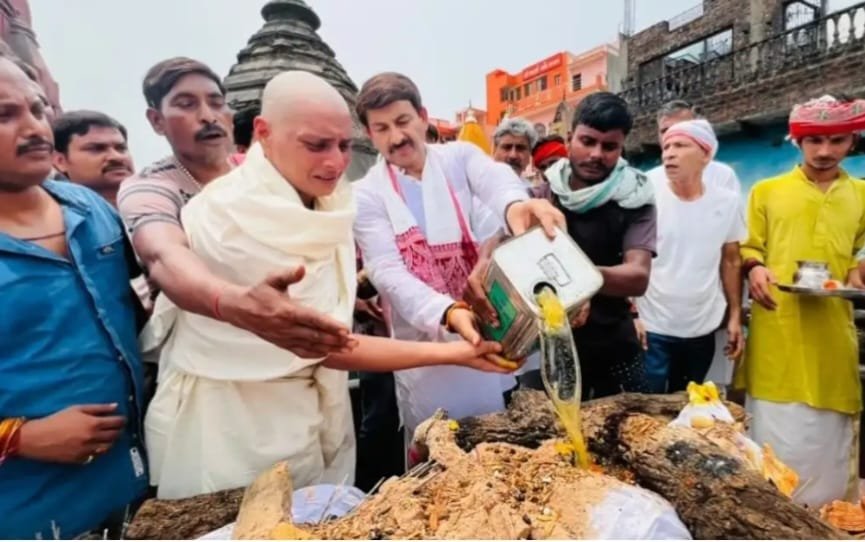 सांसद मनोज तिवारी के बड़े भाई साधु शरण तिवारी का मणिकर्णिका घाट पर अंतिम संस्कार