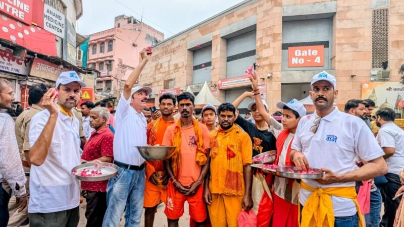श्रद्धालुओं पर नमामि गंगे ने बरसाए फूल