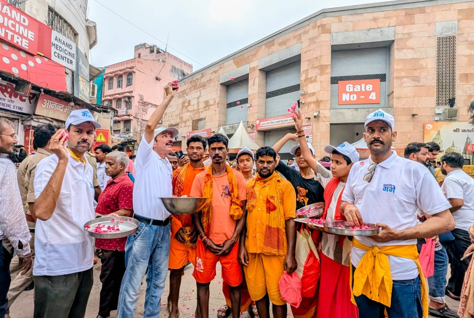 श्रद्धालुओं पर नमामि गंगे ने बरसाए फूल