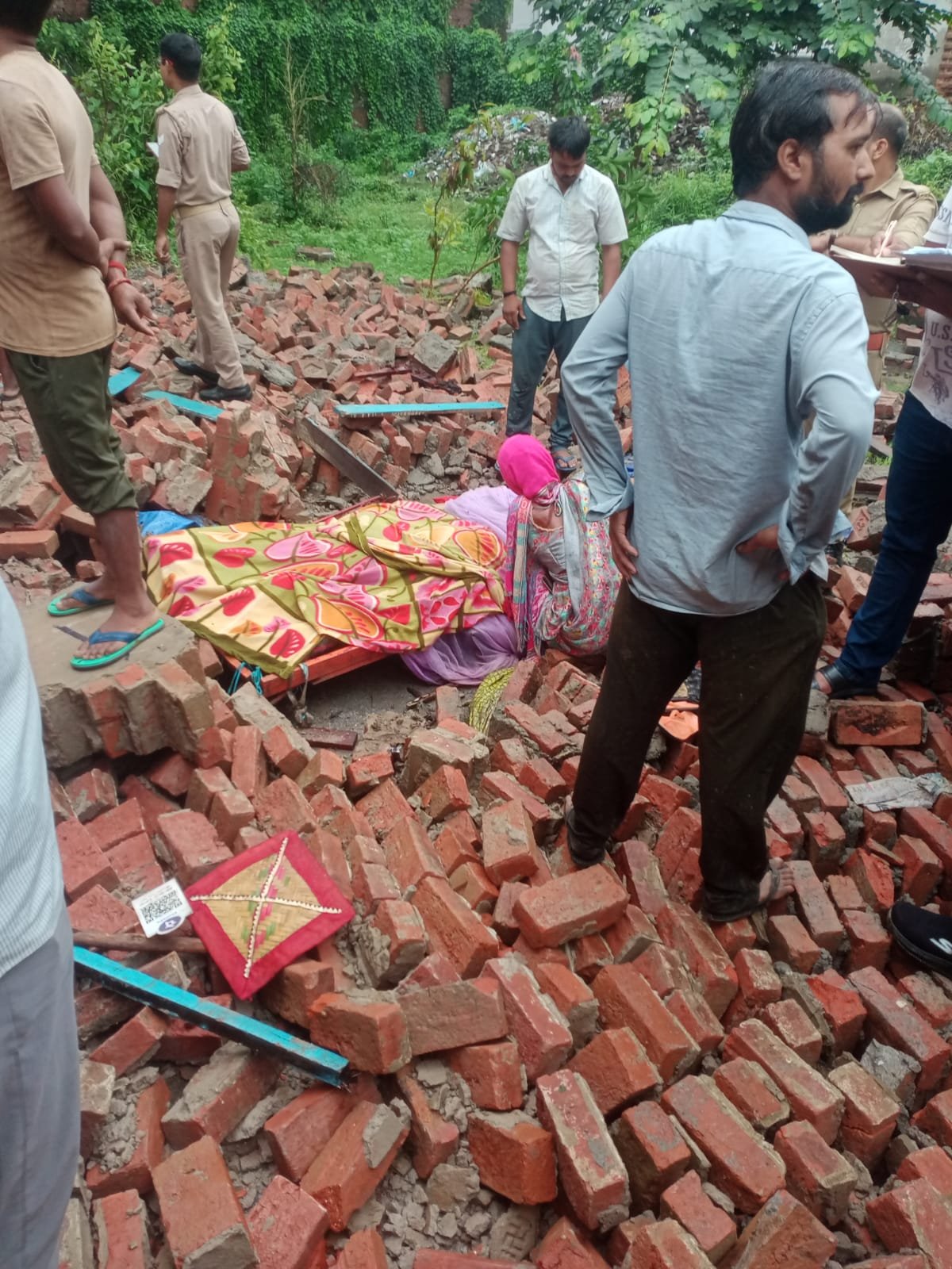 पुरानी दीवार गिरने से पति-पत्नी की मौत, मौके पर पहुंची पुलिस