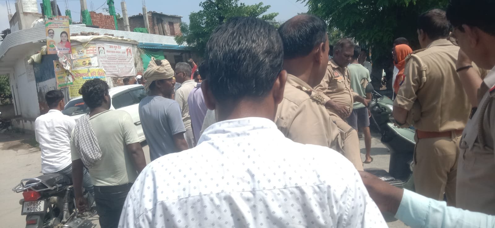 बाइक सवार पिता-पुत्री को डंपर ने मारी टक्कर, बेटी की मौत, पिता घायल