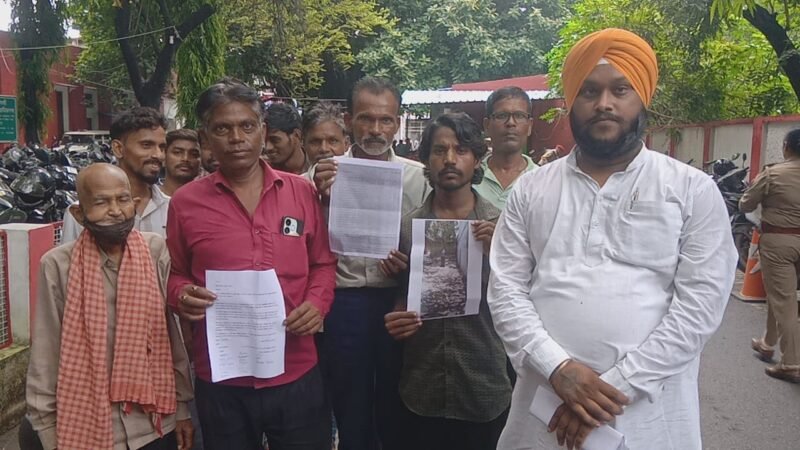 अंबेडकर प्रतिमा तोड़कर ले जाने के मामले में निर्दोष ग्रामीणों पर कार्रवाई का विरोध
