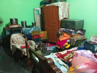 घर में सेंध लगाकर 12 लाख के गहने और कैमरा चोरी