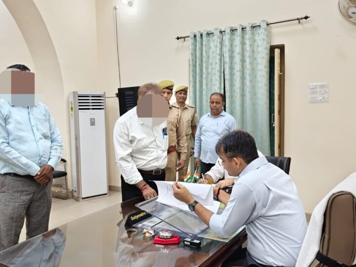 फरियादियों की समस्याओं के शीघ्र निस्तारण का डीएम ने दिया निर्देश