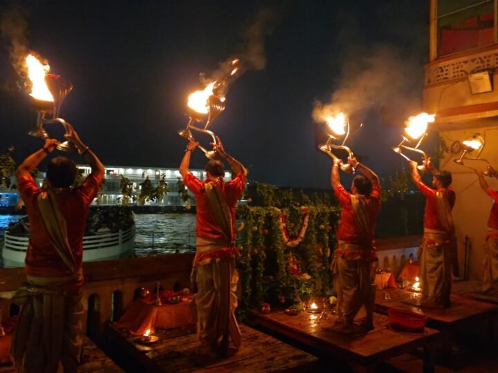 दशाश्वमेध घाट पर माँ गंगा का भव्य हरियाली एवं झूला श्रृंगार, भक्तिमय हुआ माहौल