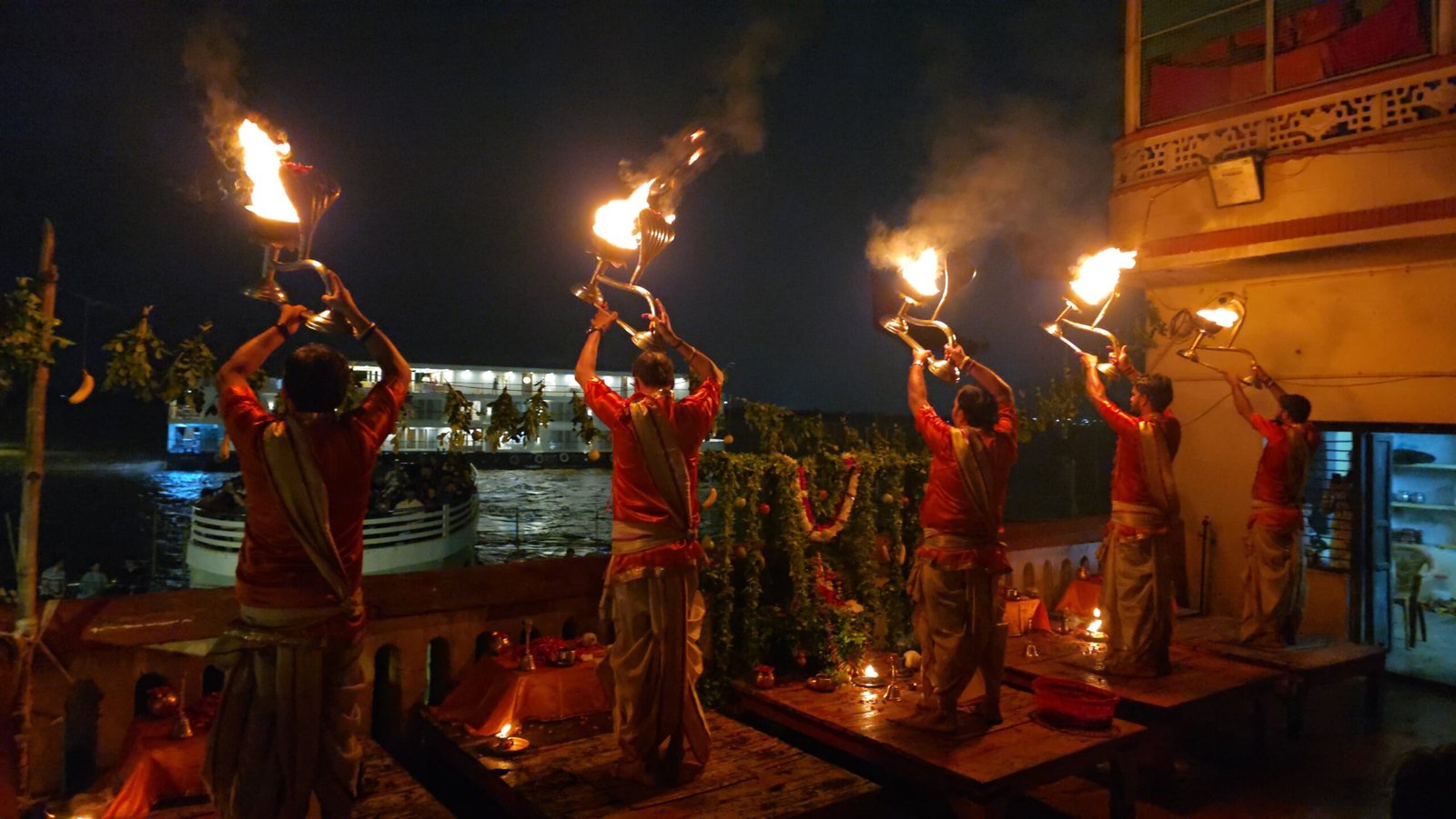 दशाश्वमेध घाट पर माँ गंगा का भव्य हरियाली एवं झूला श्रृंगार, भक्तिमय हुआ माहौल