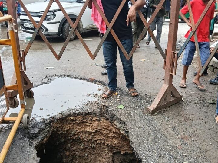 बीएचयू ट्रॉमा सेंटर के पास दस फीट धंसी सड़क