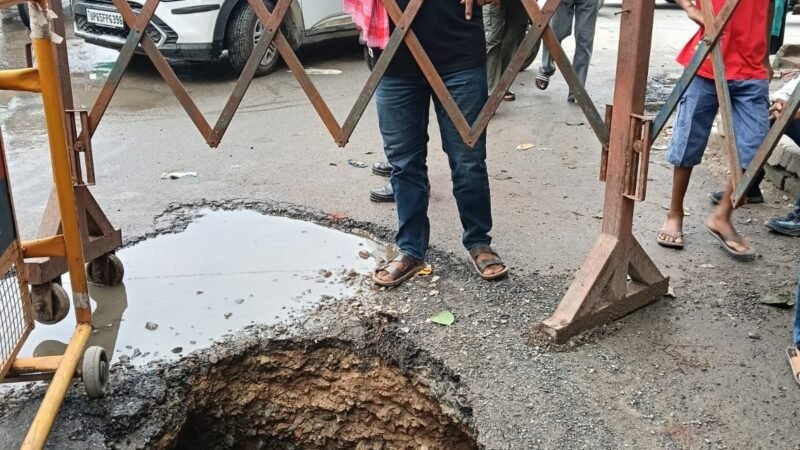 बीएचयू ट्रॉमा सेंटर के पास दस फीट धंसी सड़क