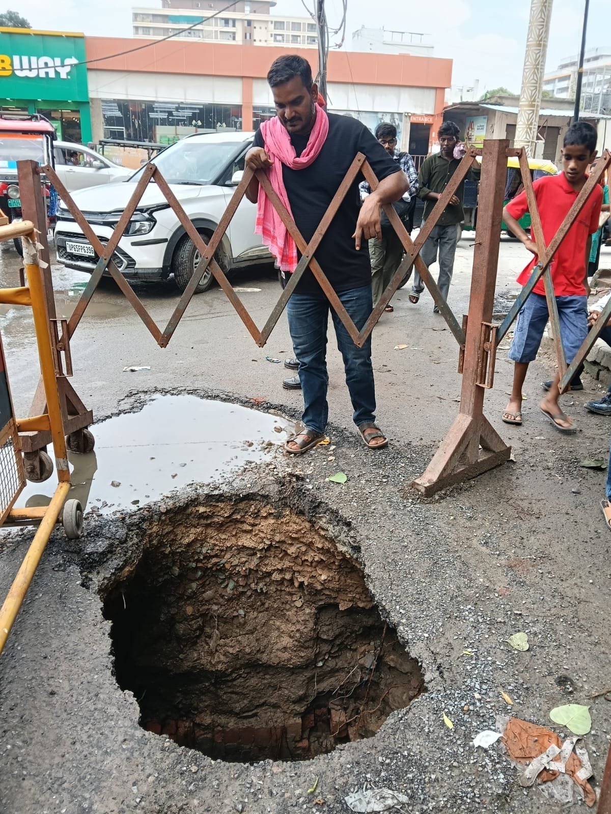 बीएचयू ट्रॉमा सेंटर के पास दस फीट धंसी सड़क