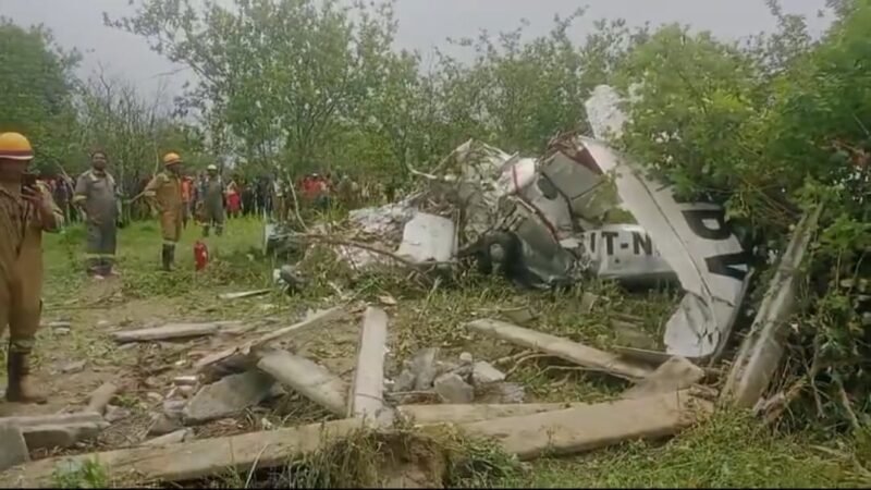 कानपुर : गंगा किनारे खेत में क्रैश हुआ ट्विन इंजन ट्रेनिंग प्लेन
