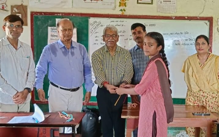 रमई पट्टी जूनियर हाईस्कूल में  छात्राओं ने बांधी राखी