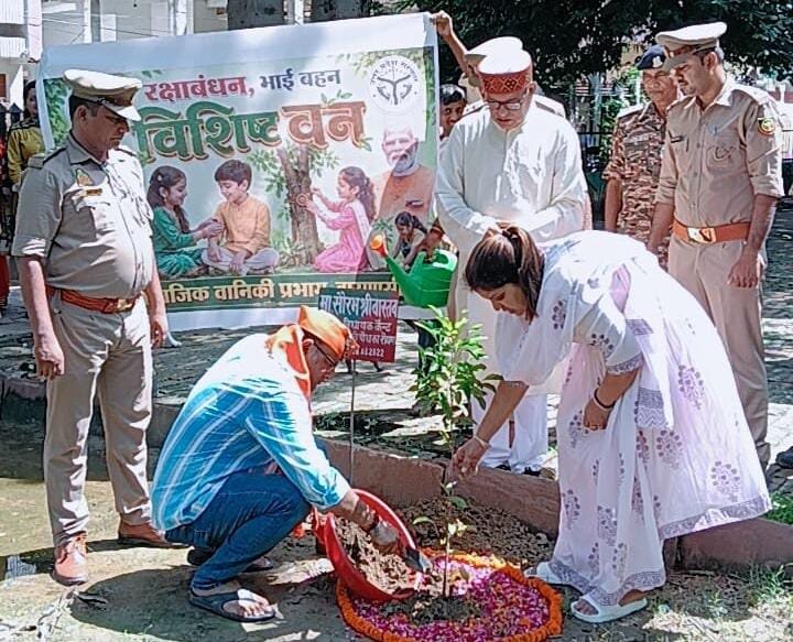 शिवाजी नगर पार्क में बनी रक्षाबंधन वाटिका, बहनों ने जवानों को बांधी राखी