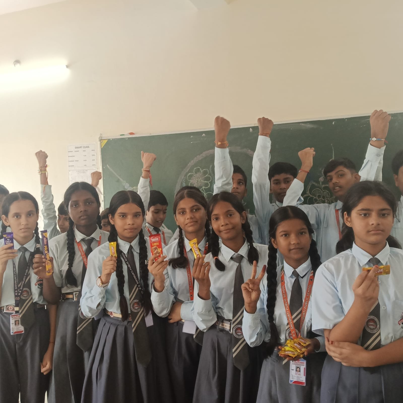 वाराणसी: आरएस शिवमूर्ति पब्लिक स्कूल में हर्षोल्लास से मनाया गया रक्षाबंधन