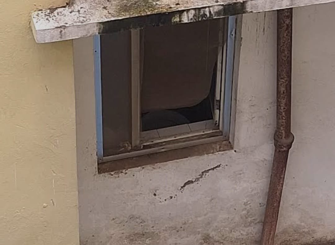 अस्पताल की खिड़की तोड़कर  मुठभेड़ में घायल हिस्ट्रीशीटर फरार, पुलिस महकमे में हड़कंप