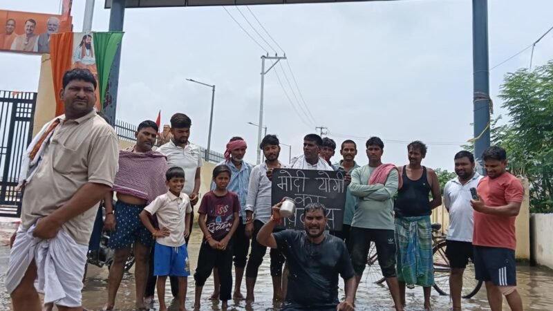 सीवर के पानी में नहाकर सपा नेता ने जताया विरोध