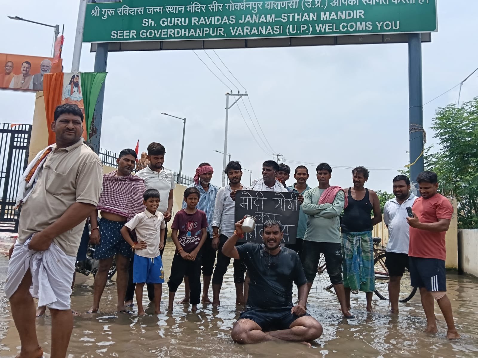 सीवर के पानी में नहाकर सपा नेता ने जताया विरोध