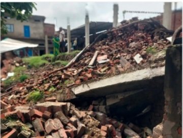 भारी बारिश में ढहा कच्चा मकान और टिन शेड, दंपती घायल